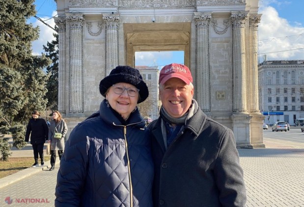 FOTO // Ambasadorul SUA a făcut TURUL Chișinăului, însoțit de soție și câinele familiei. Diplomatul așteaptă RECOMANDĂRILE moldovenilor privind locurile care merită văzute în R. Moldova