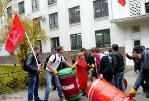 FOTO // Decanul unei facultăți de la UTM, bătut de protestatarii comuniști?