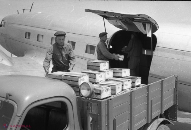GALERIE FOTO // Imagini inedite cu Aeroportul Chișinău. Cu ce erau serviți pasagerii și câte zboruri pe săptămână erau efectuate acum 30 de ani