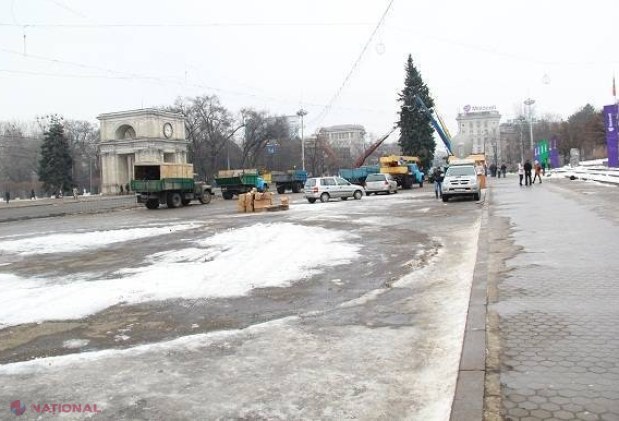 FOTO // Gata cu atmosfera de sărbătoare! Unde va ajunge bradul din centrul Chișinăului?