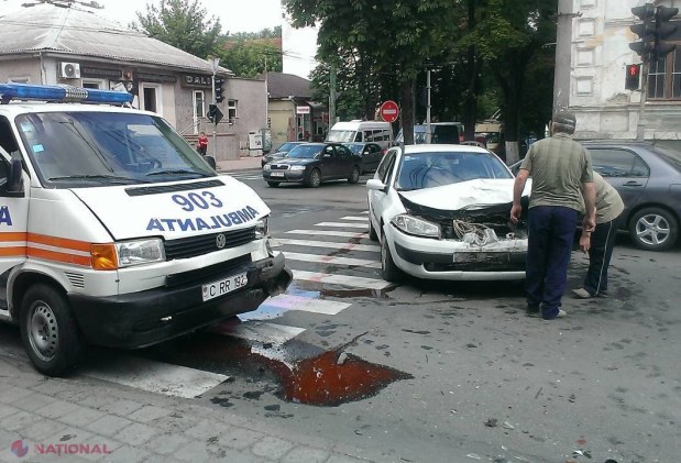 FOTO // ACCIDENT în capitală: A vrut să vireze și a intrat într-o AMBULANȚĂ