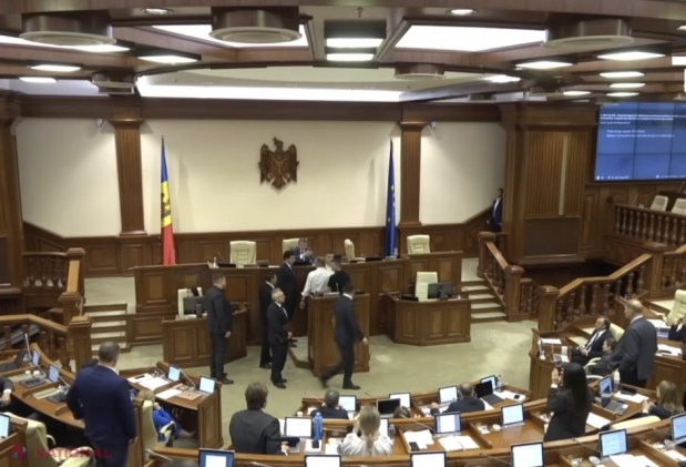 VIDEO // Izolat complet! Niciun deputat nu i-a sărit în ajutor lui Ceban când a fost luat pe sus de pază din Parlament, după ce a provocat haos. „Partenerii” Tkaciuk, Stoianoglo și Chicu nu au schițat niciun gest, iar sociliștii s-au AMUZAT copios