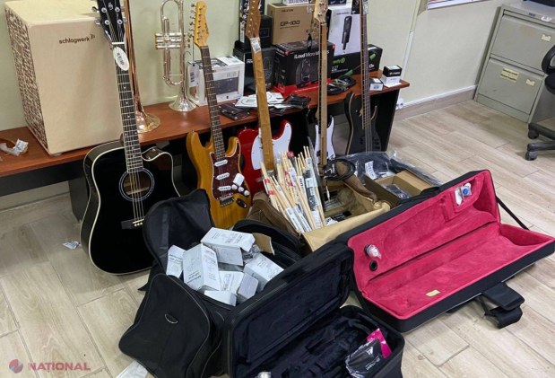 FOTO // Microbuz plin cu instrumente MUZICALE la Sculeni. Vameșii au confiscat bunurile introduse ilegal în R. Moldova