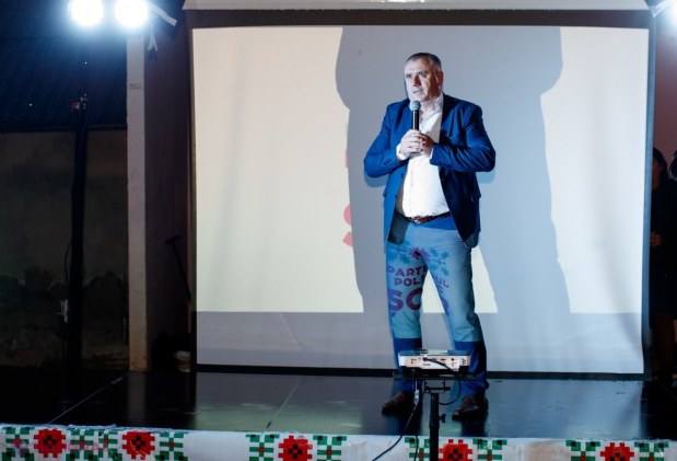 FOTO // Echipa Partidului „ȘOR” a aprins lumina pe străzile satului Tabăra, din raionul Orhei