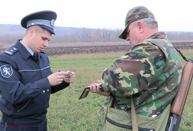Polițiștii, cu ochii pe vânători și pescari. Zeci de arme, undițe electrice și sute de plase ILEGALE 