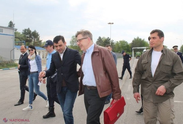 FOTO // Premierul Chiril Gaburici, în rol de polițist de frontieră, la un an de la abolirea vizelor în ţările UE