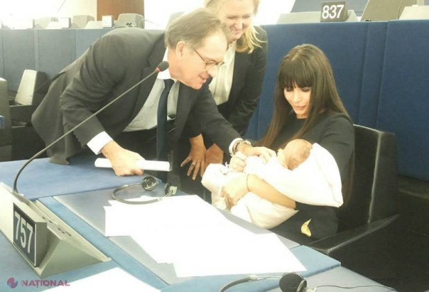 Foto // Elena Băsescu, cu bebelușul în Parlamentul European