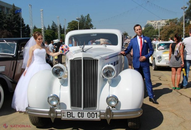 Reportaj FOTO // Mașina lui James Bond, în centrul Chișinăului