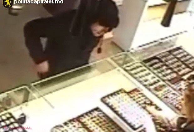 Îl RECUNOȘTI? Este căutat de poliție, pentru că a PĂCĂLIT vânzătoarea unui magazin de bijuterii din Chișinău