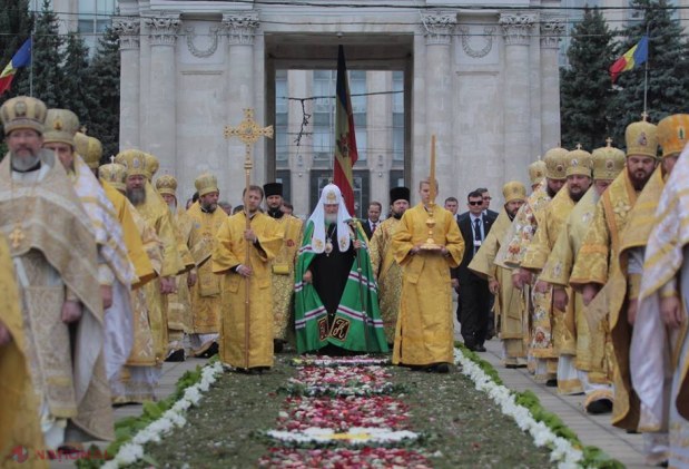 REPORTAJ FOTO Patriarhul Kiril a oficiat liturghia din faţa Catedralei mitropolitane