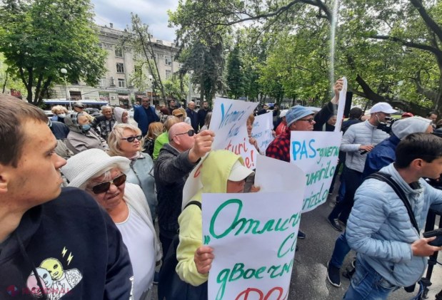 FOTO // Deputații Partidului „ȘOR” și ai PCRM au cerut DEMISIA Guvernului, în cadrul unui flashmob