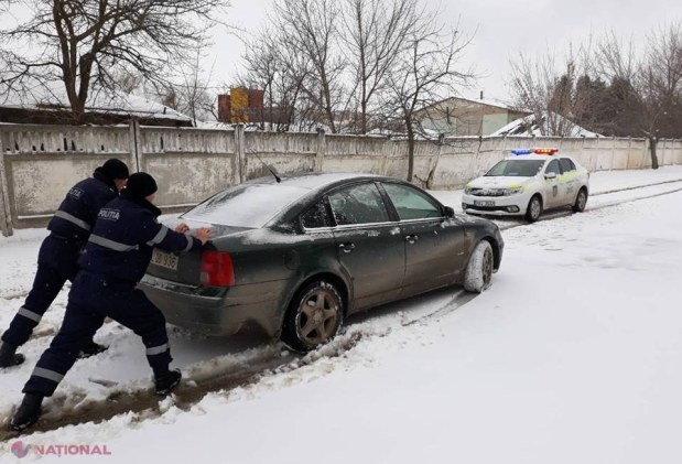 FOTO // Autoritățile dau asigurări că toate traseele din republică sunt PRACTICABILE. Premierul a solicitat evacuarea zăpezii de pe drumurile din capitală și din întreaga republică