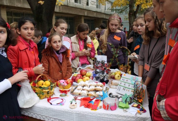 Elevii de la „Gheorghe Asachi” au început să adune bani pentru aniversarea a 150-a a liceului. Vezi ce au vândut