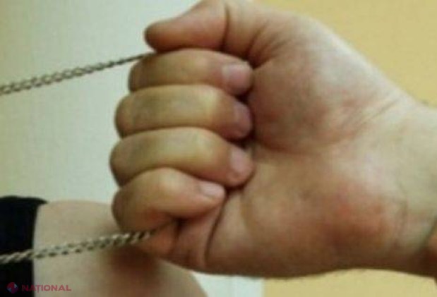 Atenție la BIJUTERIILE scumpe pe care le purtați. Un lănțișor de aur, SUSTRAS în plină stradă astăzi în capitală