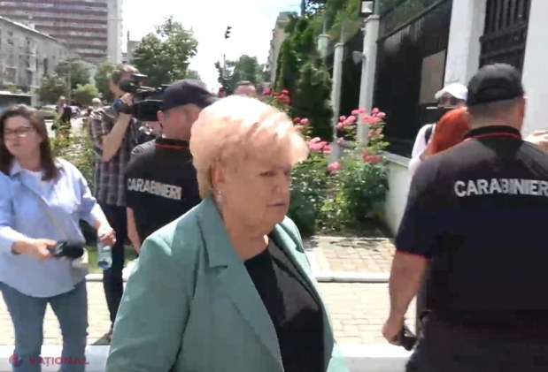 VIDEO // Cine sunt politicienii din R. Moldova care au venit la Ambasada Rusiei să sărbătorească cu vin și VODKA ziua națională a statului AGRESOR. Tauber: „Războiul a fost inițiat de Ucraina, SUA și UE”. Vasile Bolea, acuzat că pipăie jurnaliste
