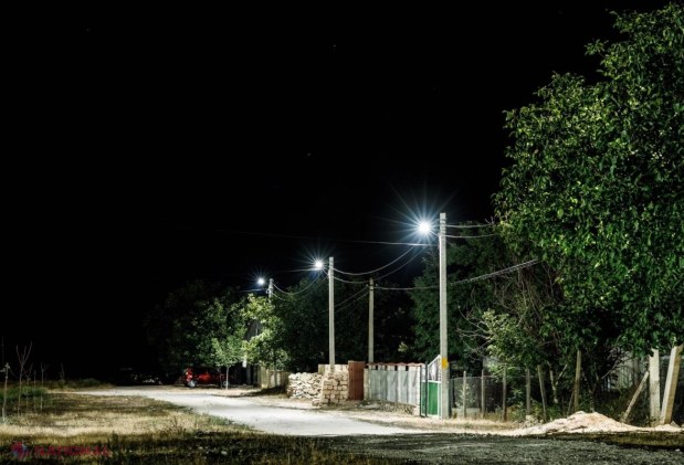FOTO // Partidul „ȘOR” a finalizat proiectul de ILUMINAT STRADAL în satul Jeloboc în memoria primăriței: „Luminile pe care le aprindem azi în satul Jeloboc și în toată comuna Piatra sunt în amintirea Marianei Țugui”