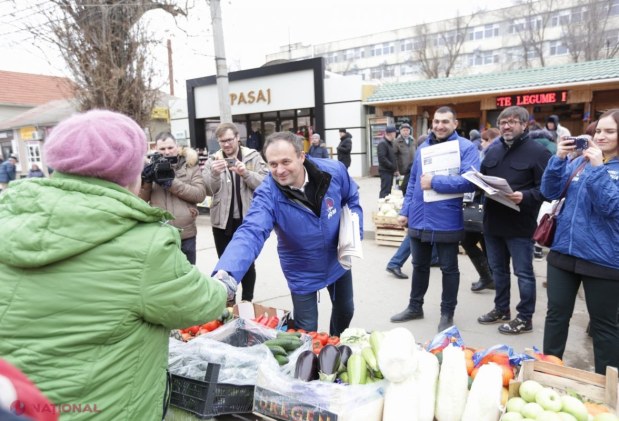 VIDEO // Candu a făcut cumpărături de la piață și a oferit BACȘIȘ pentru „ochi frumoși”. Vânzătoarea s-a ales și cu un sărut pe obraz
