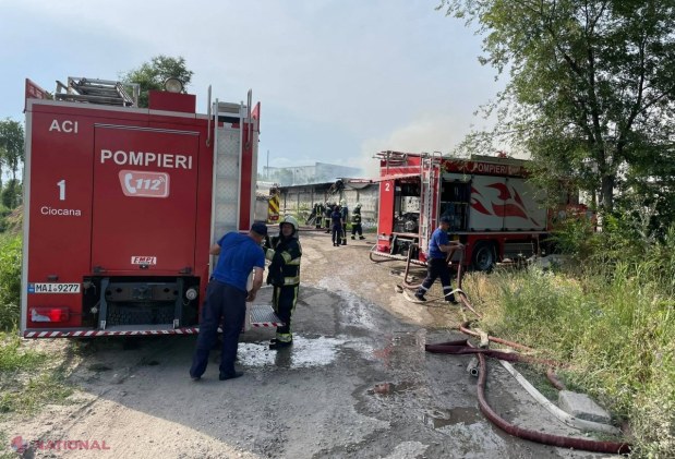 VIDEO, FOTO // Incendiu de proporții la un DEPOZIT din capitală. Patru autospeciale au intervenit pentru a nu admite răspândirea flăcărilor spre un transformator electric