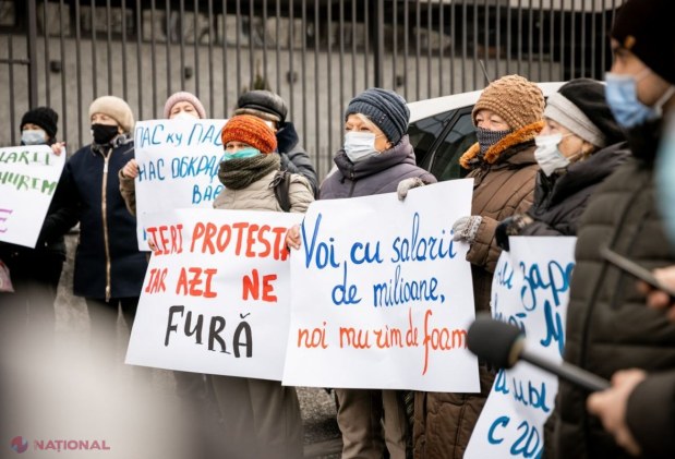 FOTO // Maia Sandu și Igor Grosu, HUIDUIȚI în fața „Moldovagaz”, la o acțiune de protest organizată de Partidul „ȘOR”. Nu au scăpat nici șefii de la „Moldovagaz”, care „se scaldă în salarii grase”