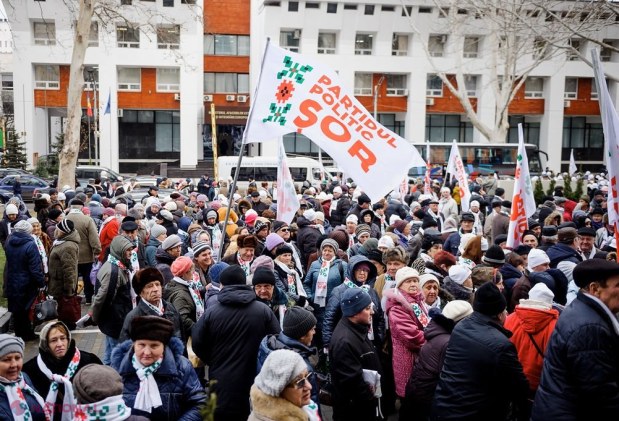 FOTO, DOC // Partidul „ȘOR” a depus actele pentru înscrierea în cursa electorală. Ilan Șor, în fața mulțimii: „Deschidem o pagină nouă în istoria politică din Moldova”
