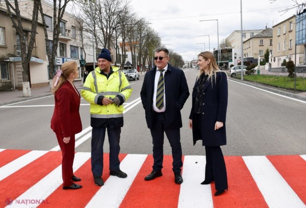 FOTO // Străzi spălate cu ȘAMPON special la Orhei. Autoritățile locale au demarat CURĂȚENIA de primăvară, inclusiv aplicarea marcajului rutier