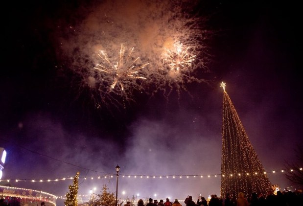 GALERIE FOTO // Mega-concert și show spectaculos cu focuri de artificii. Mii de moldoveni au sărbătorit Revelionul la Orhei!