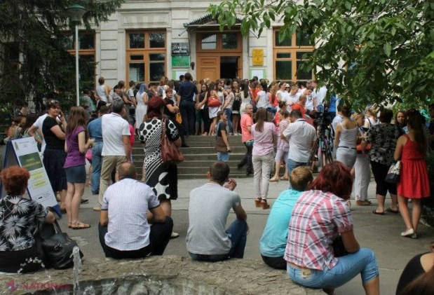 FOTO Prima zi de ADMITERE la facultate - cu note de 5 și contracte usturătoare