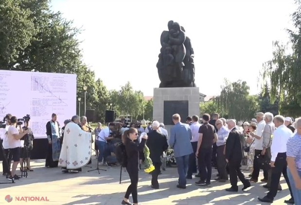 VIDEO, FOTO // Lacrimi și tristețe la monumentul „Trenul durerii”, în memoria victimelor celui de-al doilea val al deportărilor staliniste din anul 1949. Putin, somat să plătească DESPĂGUBIRI familiilor deportate în vagoane pentru ANIMALE
