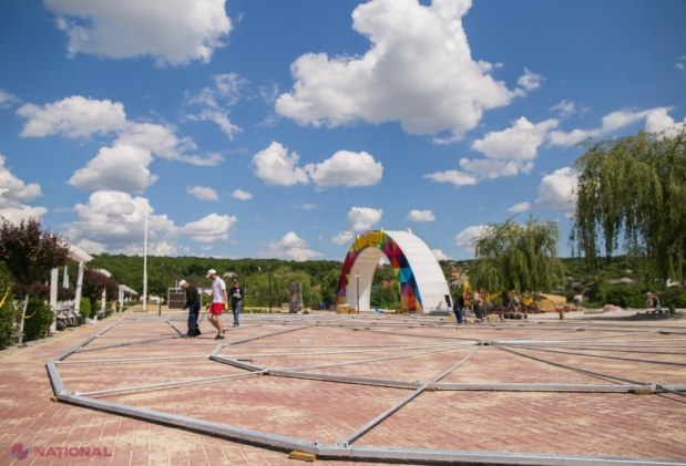 FOTO // Primele imagini cu roller-coasterul de la „OrheiLand”. Muncitorii au început montarea acestuia. INAUGURAREA va avea loc la 1 iunie