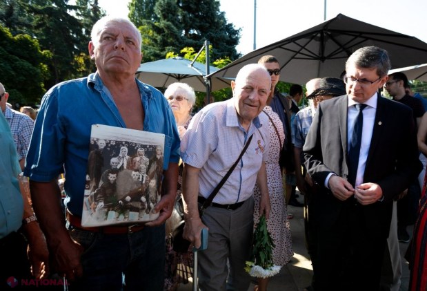 VIDEO, FOTO // Lacrimi și tristețe la monumentul „Trenul durerii”, în memoria victimelor celui de-al doilea val al deportărilor staliniste din anul 1949. Putin, somat să plătească DESPĂGUBIRI familiilor deportate în vagoane pentru ANIMALE