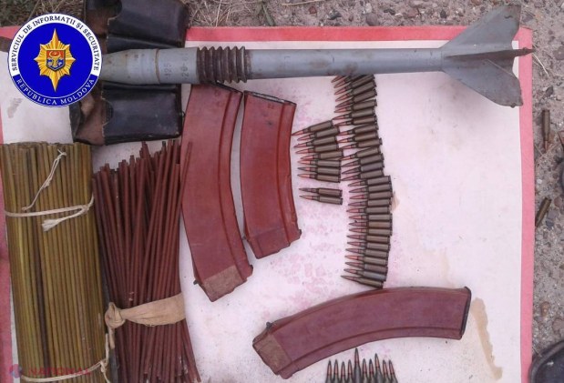 FOTO // Ofițerii SIS au descoperit un lot important de ARME DE FOC și MUNIȚII la un fost polițist