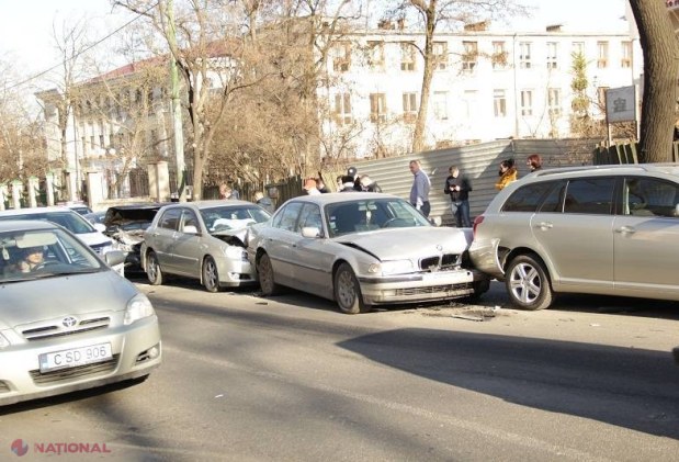FOTO // ACCIDENT în lanț pe șoseaua Hâncești din capitală