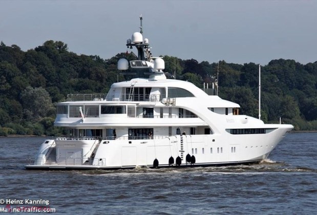 FOTO // Iahtul de LUX care i-ar aparține lui Vladimir Putin a părăsit de URGENȚĂ portul din Hamburg. Ambarcațiunea costă 87 de MILIOANE de euro