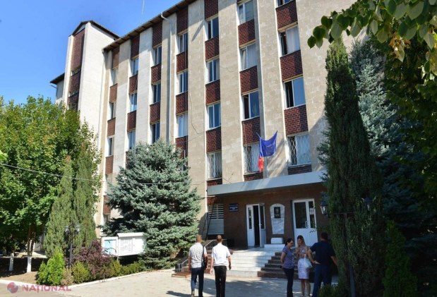 ATACATĂ în timp ce se odihnea pe o bancă din Chișinău: Individul din imagine a lovit-o cu pumnul și i-a furat telefonul 