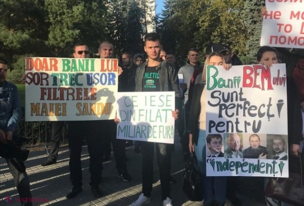 VIDEO // Tinerii din PD, protest împotriva „finanțării PAS și PPDA de către oligarhi străini certați cu legea”