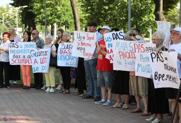 Partidul „ȘOR” și PCRM au PROTESTAT împreună în fața Parlamentului față de scumpirea energiei electrice: „Cu PAS la guvernare revenim la lumânare!”