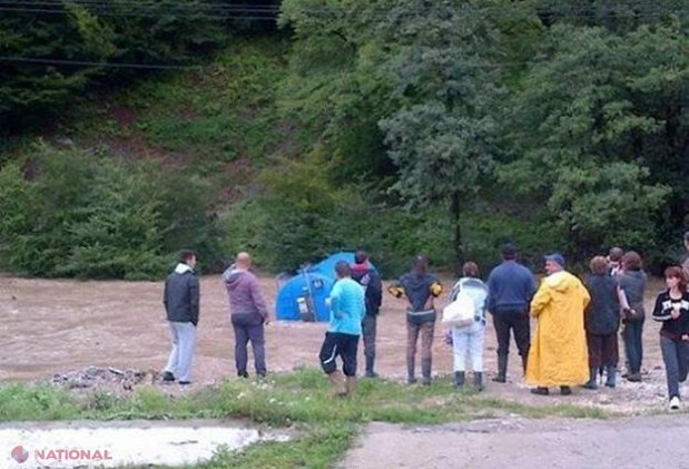 FOTO / VIDEO // ȘOC din cauza viiturii. Mai multe case au fost ÎNGHIȚITE de ape
