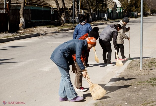 FOTO, VIDEO // Primarul „Comunei de Vis”, Marina Tauber, a SPĂLAT CU ȘAMPON străzile asfaltate din Jora de Mijloc