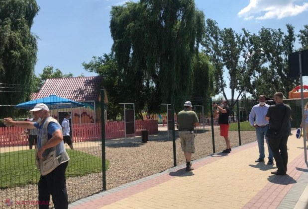 VIDEO // UPDATE: „OrheiLand” rămâne DESCHIS, după aproape două ore de NEGOCIERI cu poliția - „Victorie”. „Dodon luptă împotriva copiilor”. Cetățenii protestează la „OrheiLand” împotriva închiderii parcului