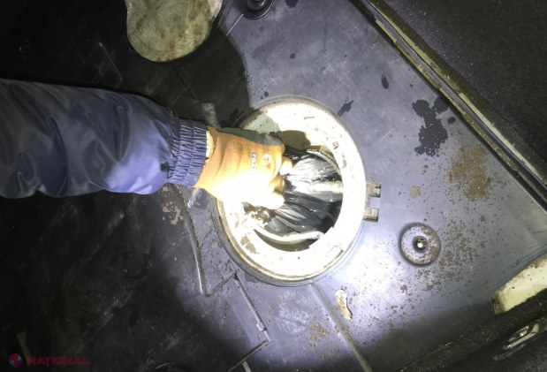 FOTO // Doi cetățeni ai R. Moldova, deconspirați la VAMĂ de către CÂINI: Ce au ascuns în mașini