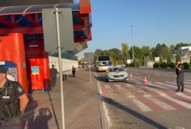 VIDEO // Diplomații ruși, acuzați că ar fi implicați în acțiuni de SPIONAJ și DESTABILIZARE a R. Moldova, PLEACĂ acasă. Un avion guvernamental rusesc a sosit în această dimineață la Chișinău pentru a prelua o parte din personalul Ambasadei Rusiei