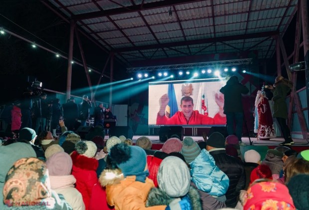FOTO // Au luat exemplu de la autoritățile din Orhei. La Taraclia a fost inaugurat, cu mare fast, Pomul de Crăciun. Circa 4 000 de persoane au participat la eveniment
