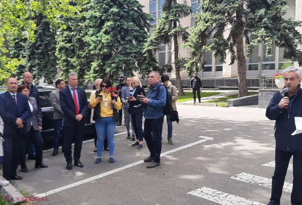 FOTO // Deputații Partidului „ȘOR” și ai PCRM au cerut DEMISIA Guvernului, în cadrul unui flashmob