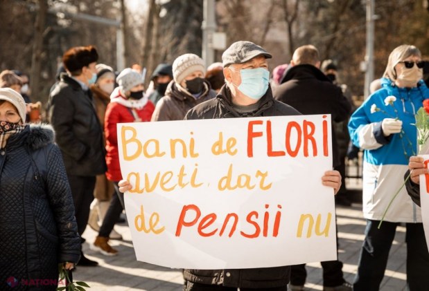 FOTO // „Bani de flori aveți, dar de pensii nu!”. Simpatizanții Partidului „ȘOR” i-a adus flori Maiei Sandu, inclusiv cactuși, pentru „ca să nu cheltuie banii poporului”