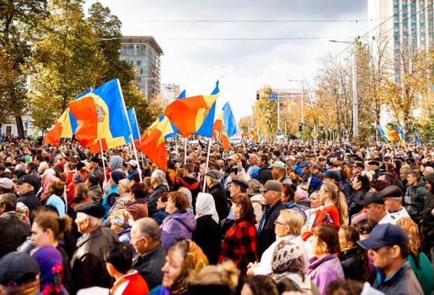 Un nou protest în fața Președinției și Parlamentului. Ilan Șor a îndemnat protestatarii să instaleze mai multe corturi în fața instituției prezidențiale. „Orășelul schimbării” s-ar putea extinde în toată capitala!