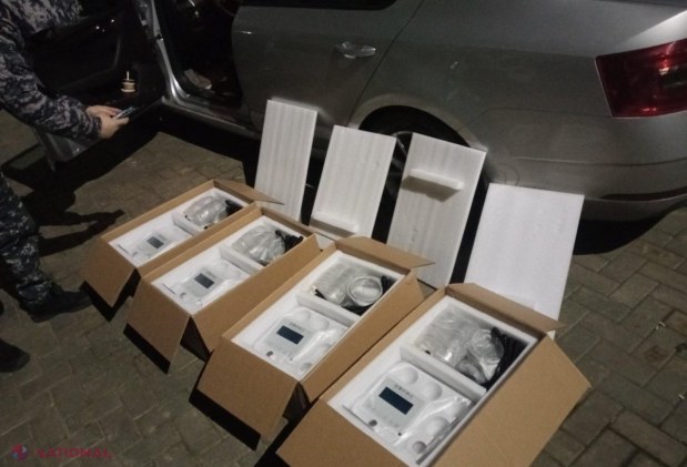 FOTO // Capturi impresionante la FRONTIERĂ: valută, LINGOURI din aur, articole vestimentare, genți sau piese auto