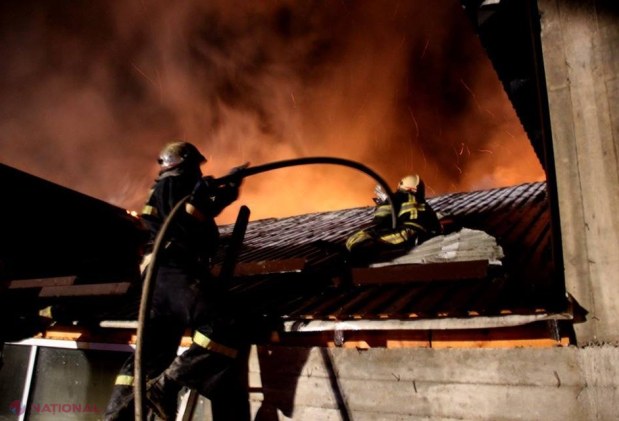 Cauza incendiului DEVASTATOR de la Strășeni: Pompierii examinează inclusiv versiunea potrivit căreia depozitul de tehnică agricolă ar fi fost incendiat intenționat