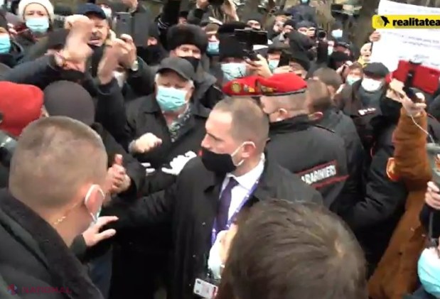 VIDEO // Maia Sandu a făcut o BAIE de mulțime la ieșirea din Palatul Republicii și a pus pe jar angajații SPPS. Președintele a pornit la pas spre monumentul lui Ștefan cel Mare și Sfânt, deși Mercedesul PREZIDENȚIAL o aștepta la ieșire