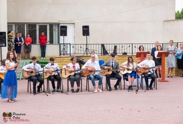 Peste 50 de elevi din Orhei, care au avut PERFORMANȚE la învățătură, au fost premiați. Au primit între 2 000 și 3 000 de lei fiecare