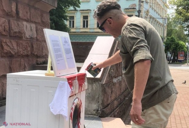 FOTO // Protest inspirat la Cernăuți față de războiul din Ucraina. „Lucrarea de artă” amplasată în fața monumentului soldatului sovietic
